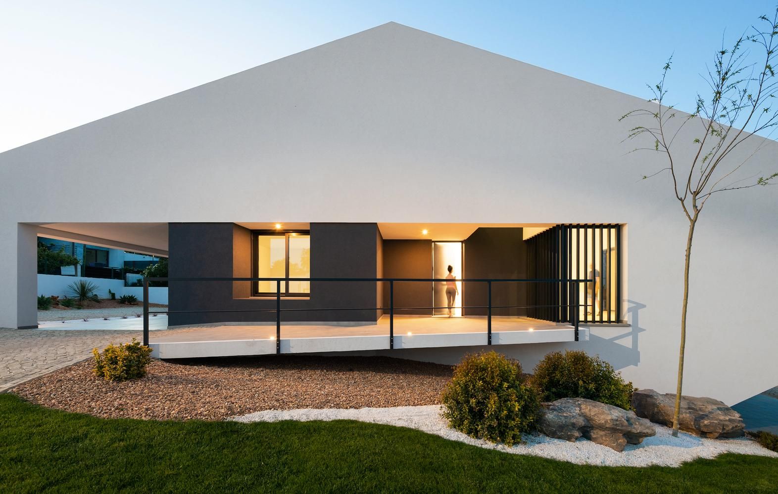 Странный дом – нестандартный коттедж с треугольной крышей в Португалии: фото