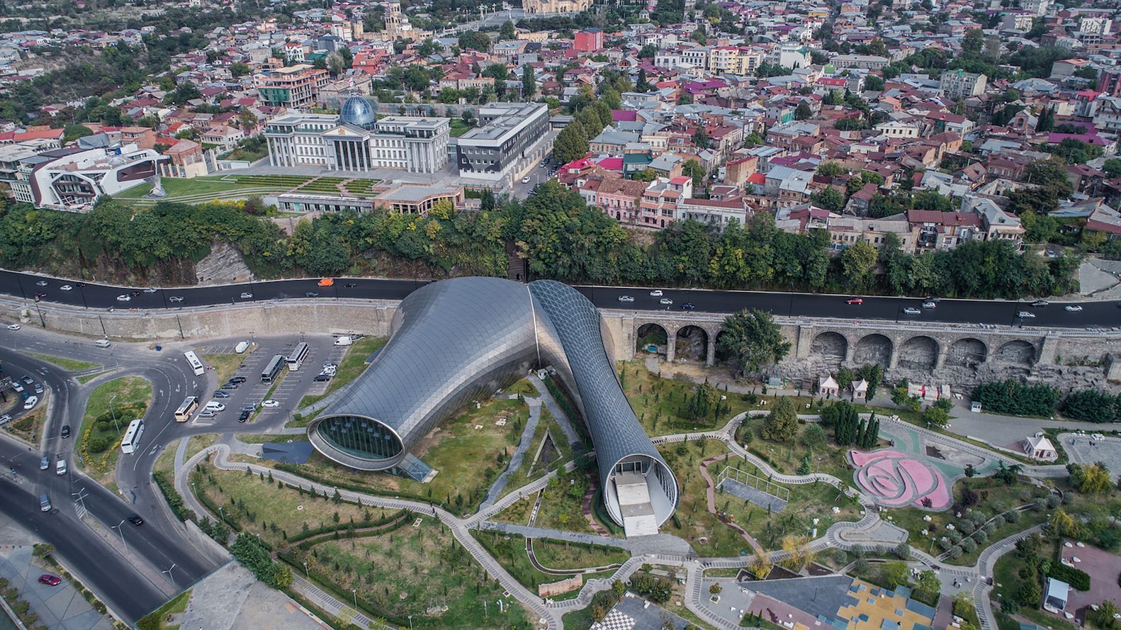 Архітектура Грузії: футуристичний музичний театр в Тбілісі – приголомшливі фото