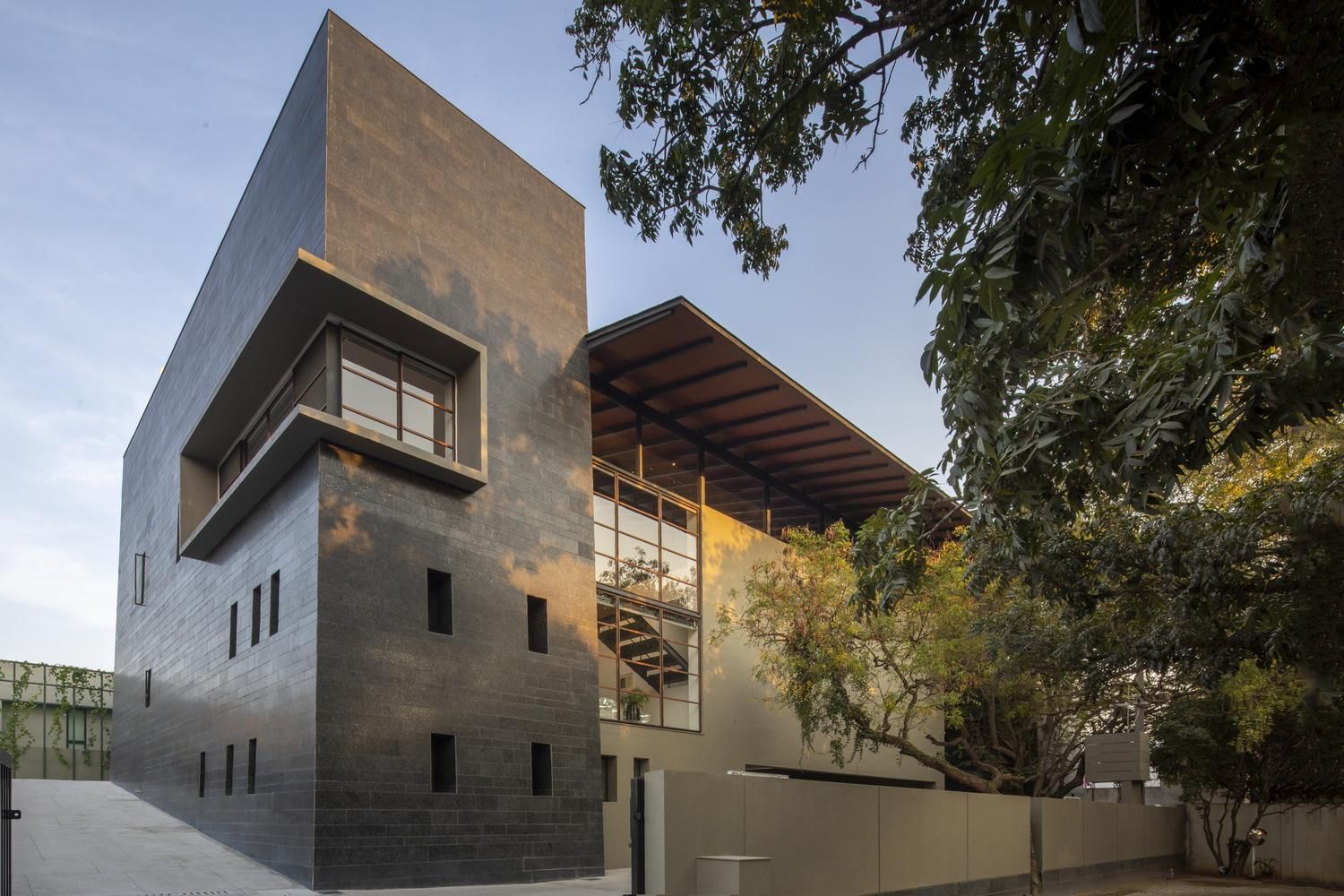 Чорний бастіон: неприступний монолітний будинок з Індії – фото Чорний бастіон: неприступний монолітний будинок з Індії – фото