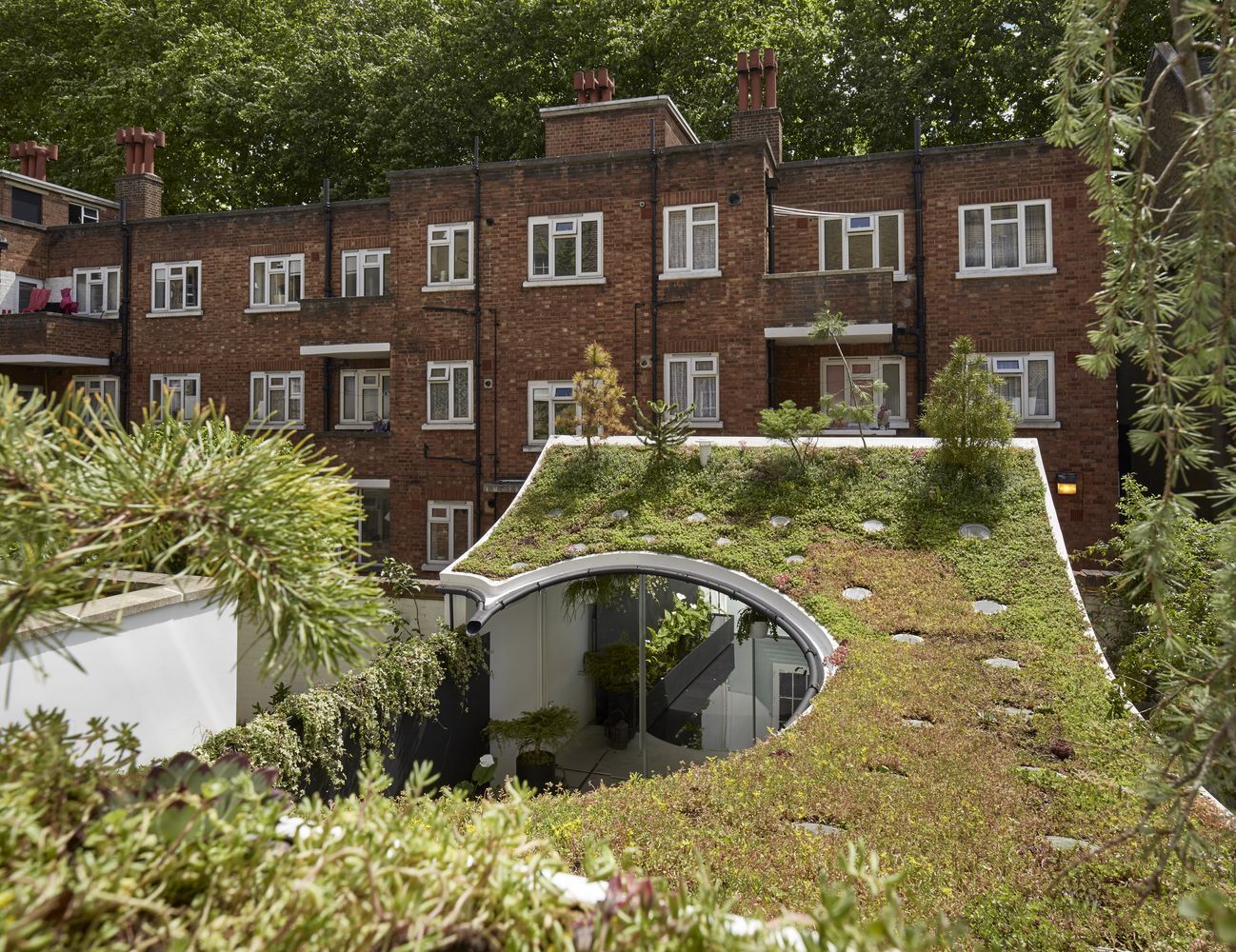 Крыша-сад, которая собирает дождевую воду: в Лондоне построили экологическое жилье – фото