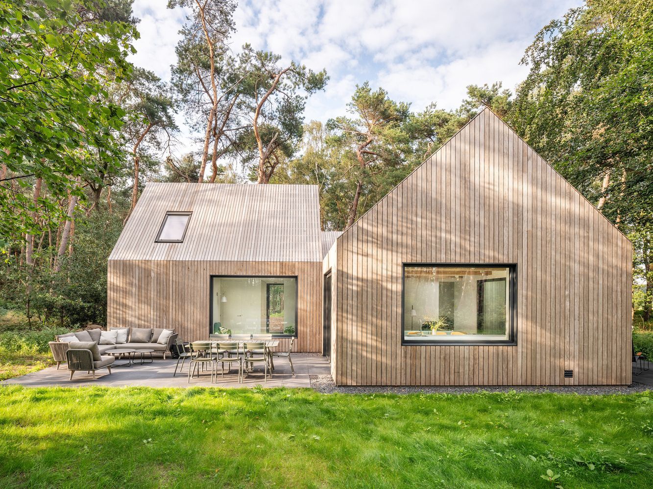 Для відпочинку з друзями: фото сучасного дерев'яного будиночка посеред лісу 