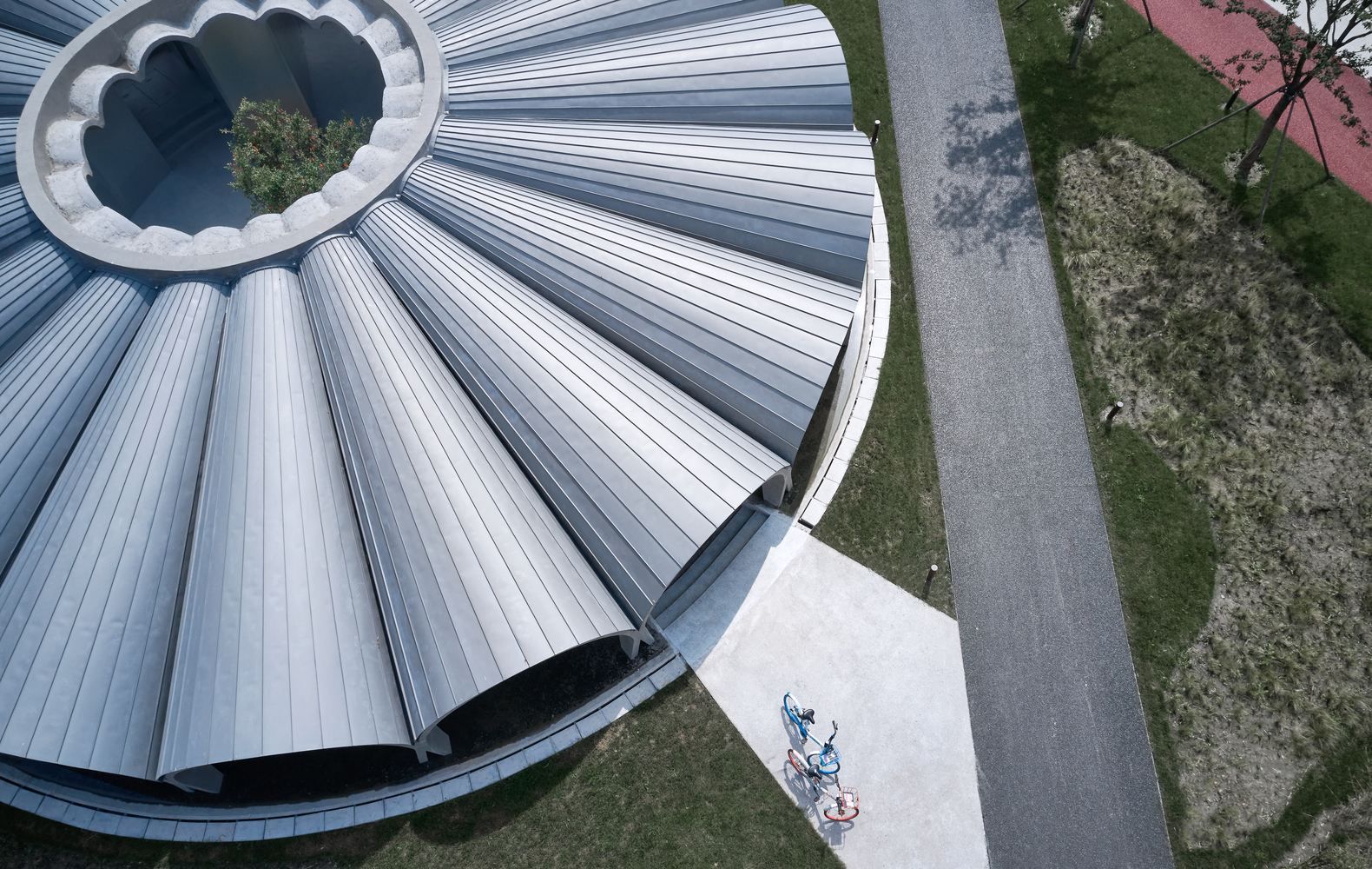 Бетон и стекло: в Китае переделали старые очистные сооружения в общественные пространства Бетон и стекло: в Китае переделали старые очистные сооружения в общественные пространства