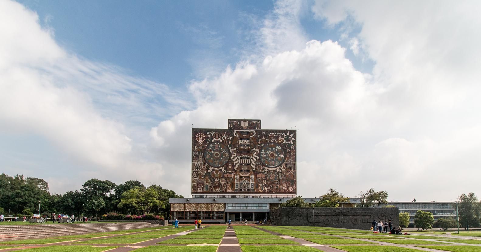 Бумбокс з національними розписами: фото грандіозної будівлі університету з Мексики