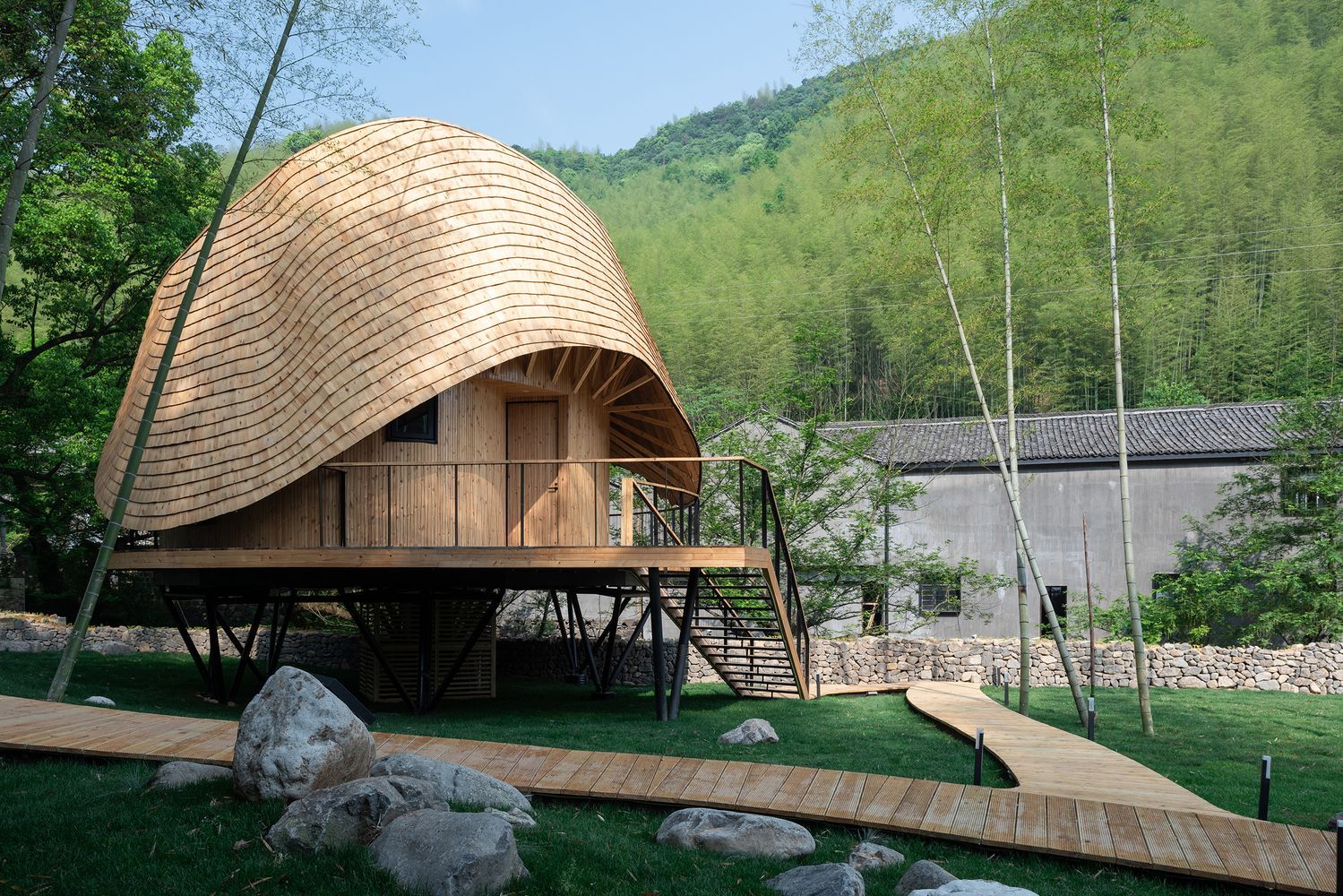 В Китаї звели будинок з кривим круглим дахом: особливості помешкання та фото 