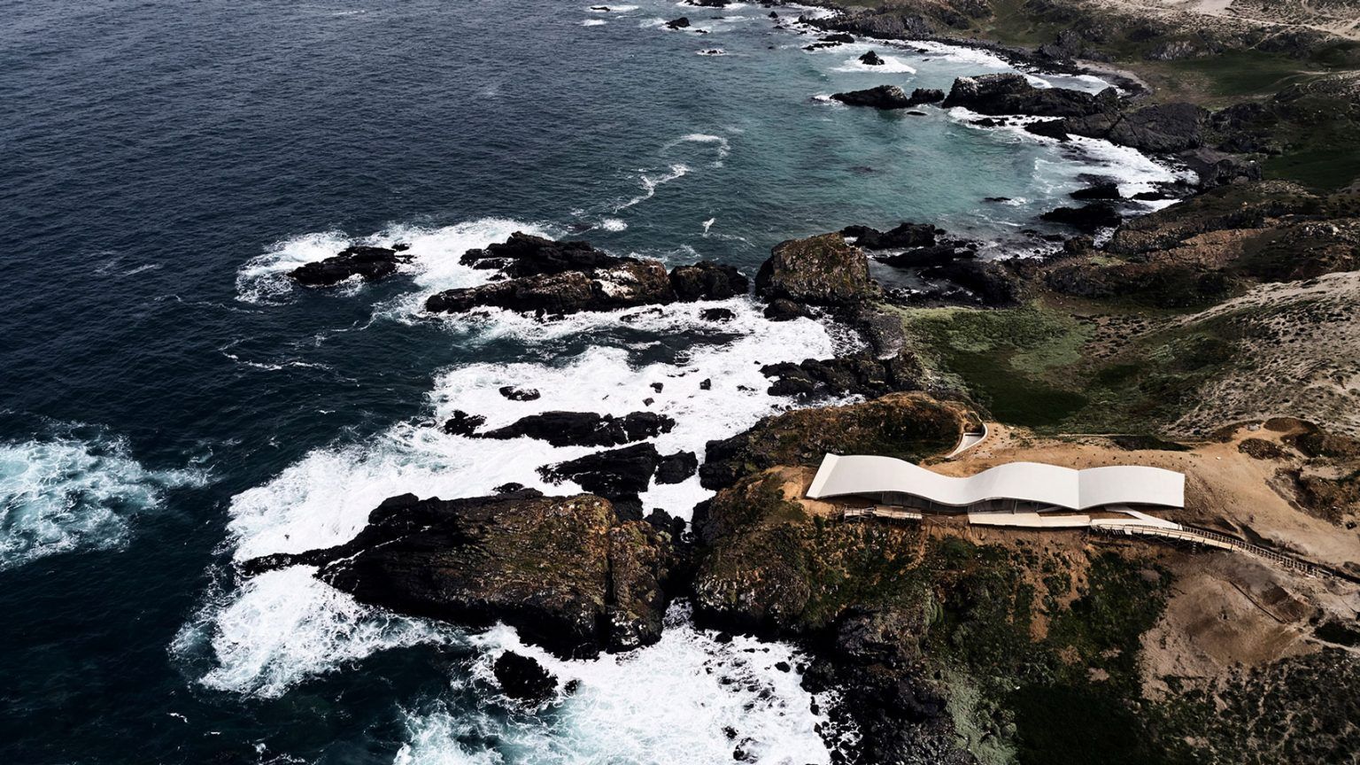 Хвилястий бетон: неймовірні фото офісу та приватного будинку на узбережжі Тихого океану в Чилі