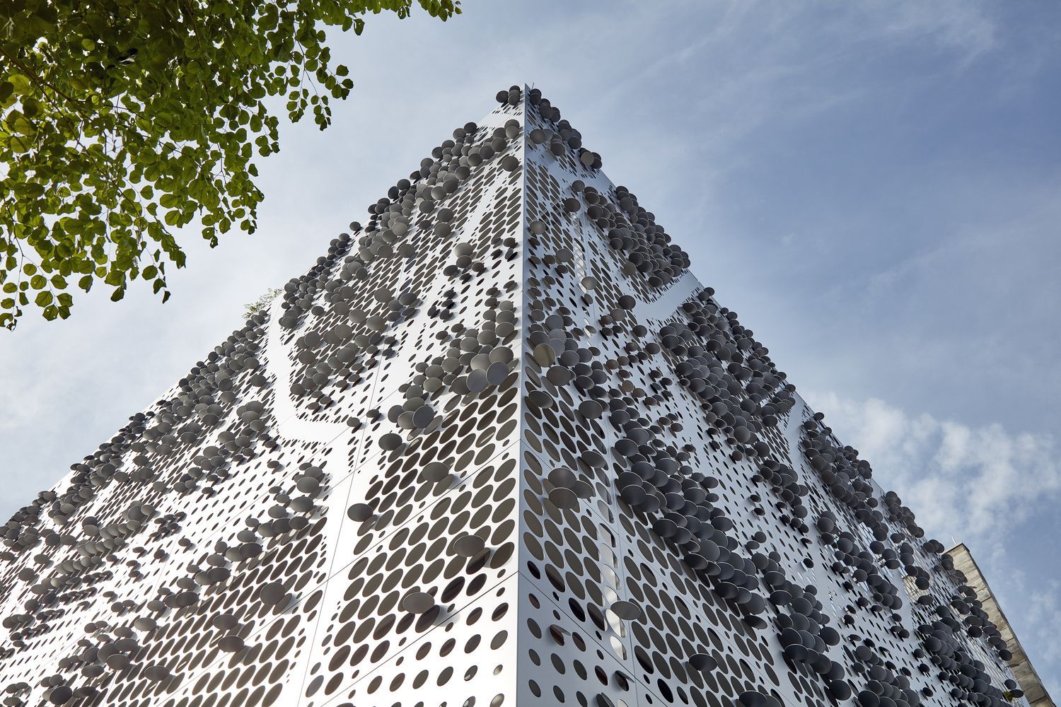 Будто покрытый чешуей – впечатляющий фасад коттеджа в Сингапуре: фото и макет Будто покрытый чешуей – впечатляющий фасад коттеджа в Сингапуре: фото и макет