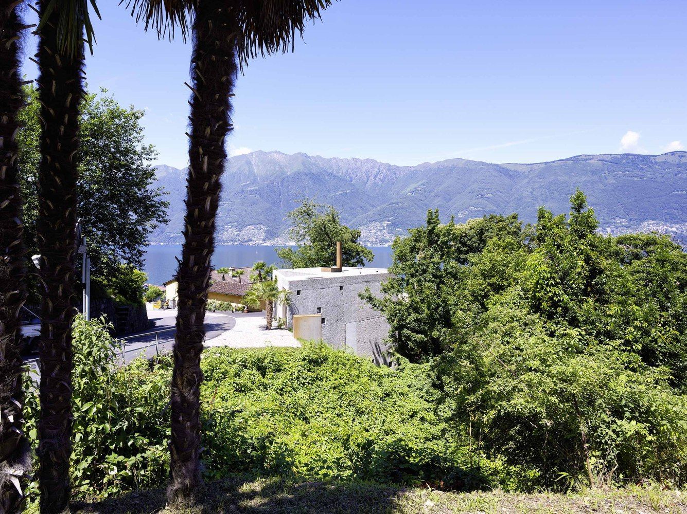 Суцільний бетон: сучасний будинок зі Швейцарії, який зовні нагадує склад – фото Суцільний бетон: сучасний будинок зі Швейцарії, який зовні нагадує склад – фото