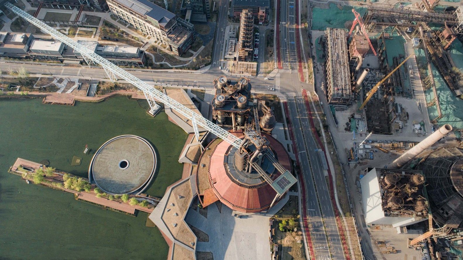 Бібліотека в доменній печі: в Китаї великий металургійний завод перетворюють на музей – фото Бібліотека в доменній печі: в Китаї великий металургійний завод перетворюють на музей – фото