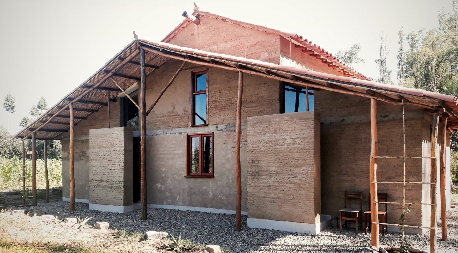 Дерево и глина: фото экспериментального дома, который строили с утрамбованной земли