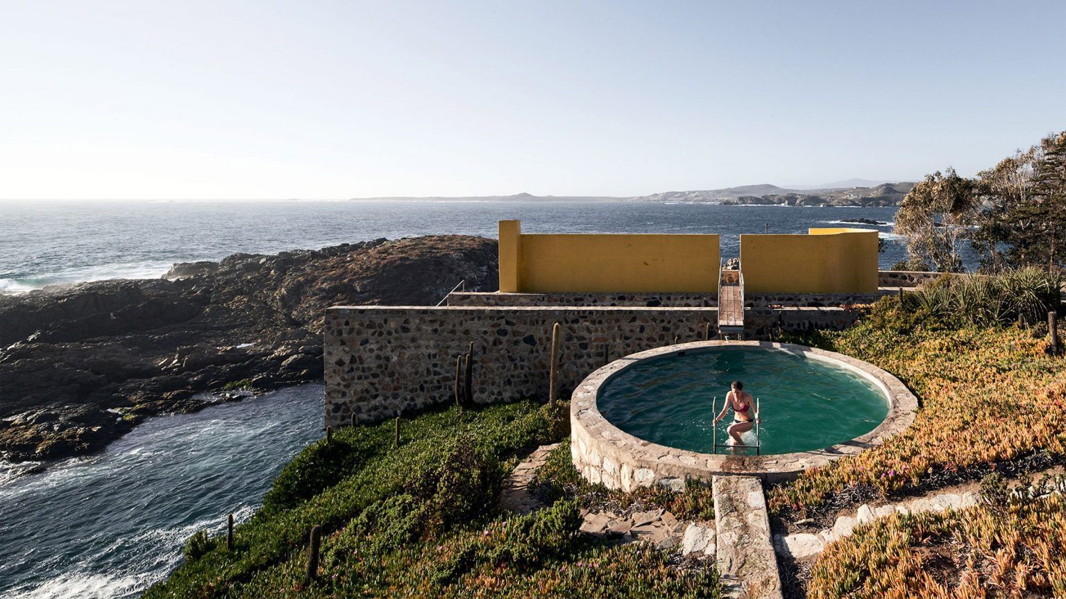Будинок-хвилеріз: фото кам'яного помешкання з Чилі, яке першим зустрічає хвилі океану