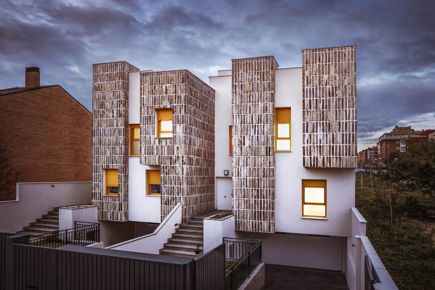 Терасові будинки: в Мадриді звели два унікальні таунхауси з керамічними фасадами – фото 