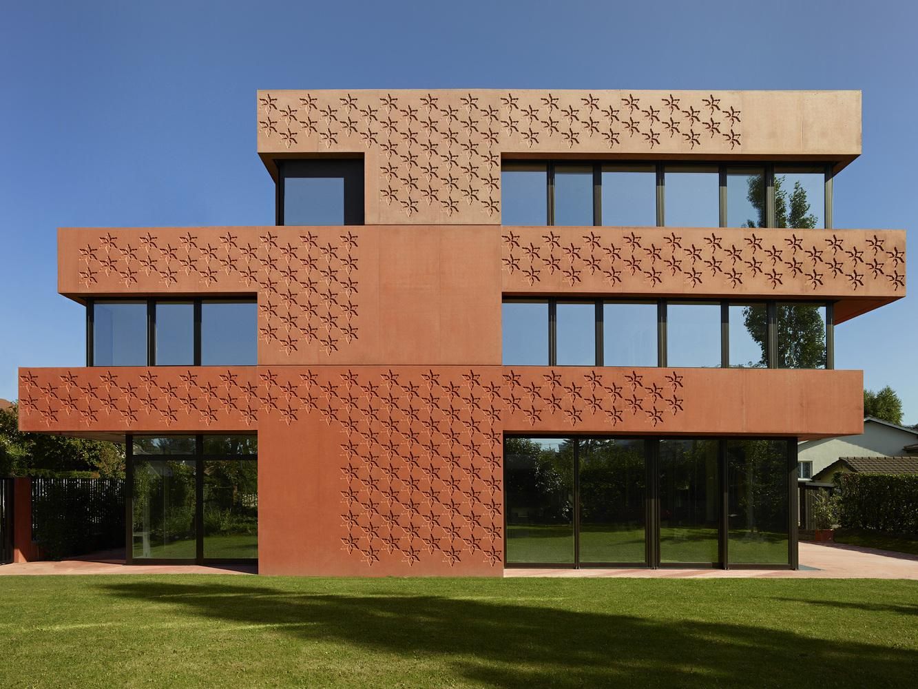 Сингапурские мотивы и вид на Монблан: фото оранжевого дома-близнеца в Швейцарии Сингапурские мотивы и вид на Монблан: фото оранжевого дома-близнеца в Швейцарии