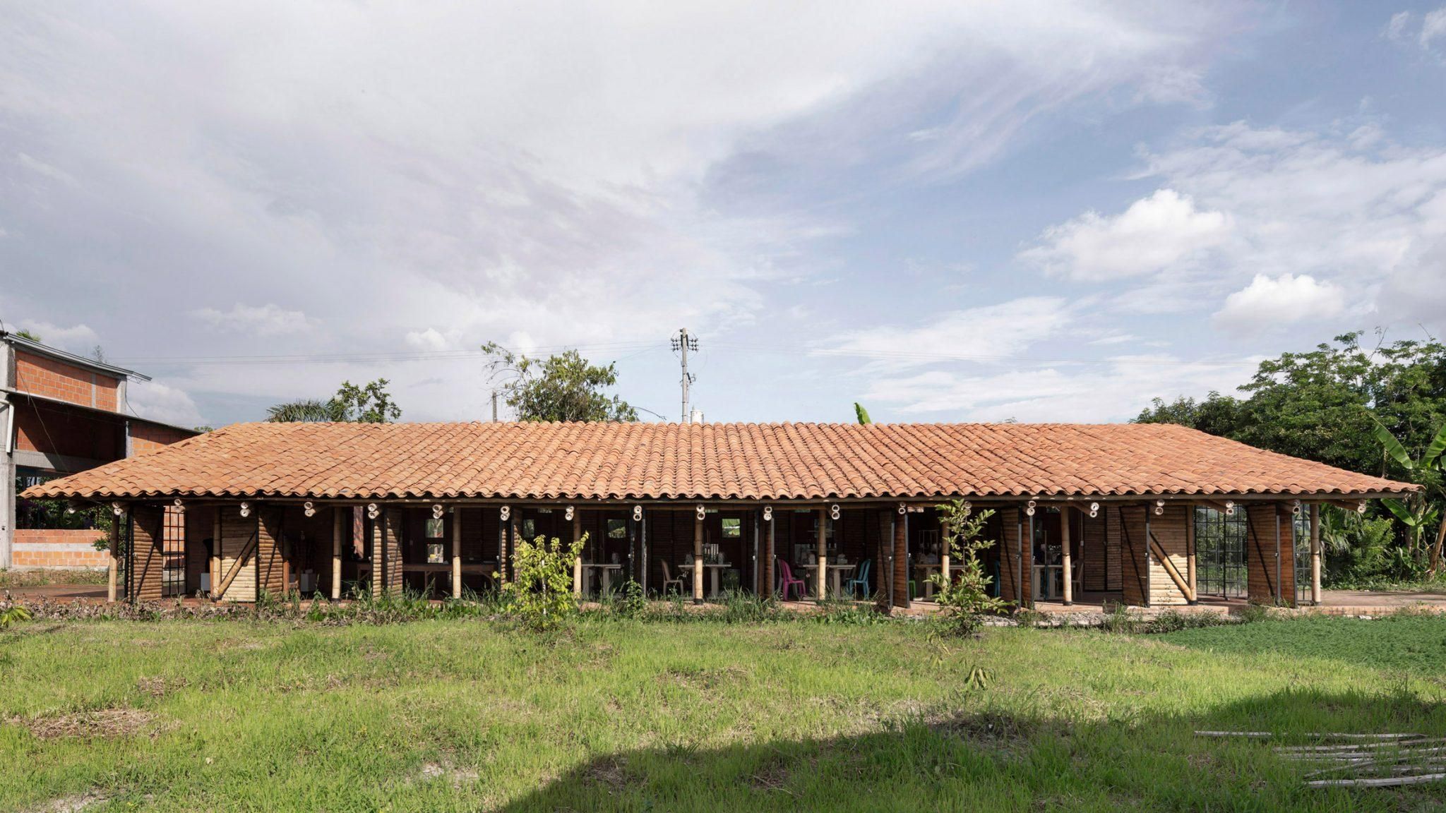 Строительство из бамбука: невероятные фото фабрики одежды из Колумбии