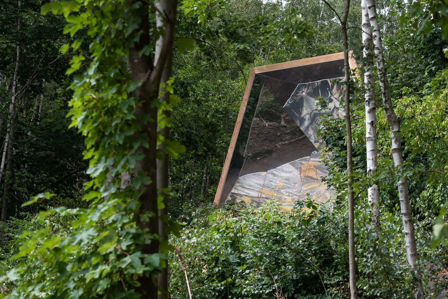 Отдых с друзьями, но только после пандемии – фото зеркальной беседки во Франции Отдых с друзьями, но только после пандемии – фото зеркальной беседки во Франции