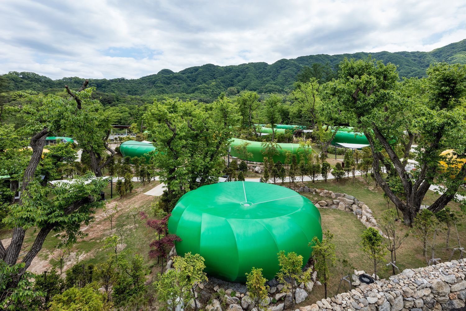 Комнаты в отеле разбросаны по участку Комнаты в отеле разбросаны по участку