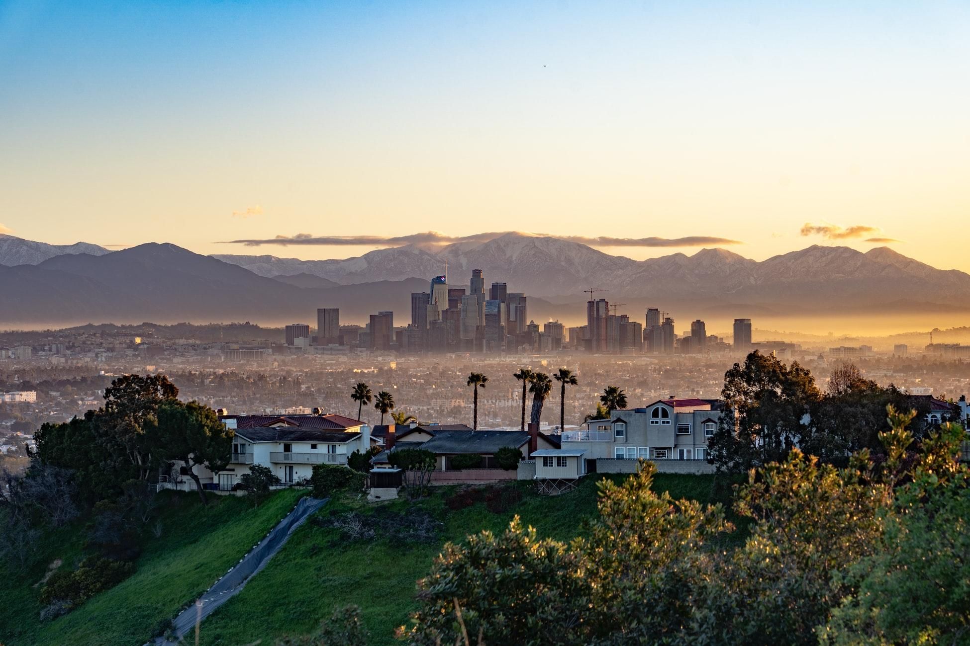 Домам Лос-Анджелеса будут отключать коммуникации из-за "коронавирусных вечеринок": детали