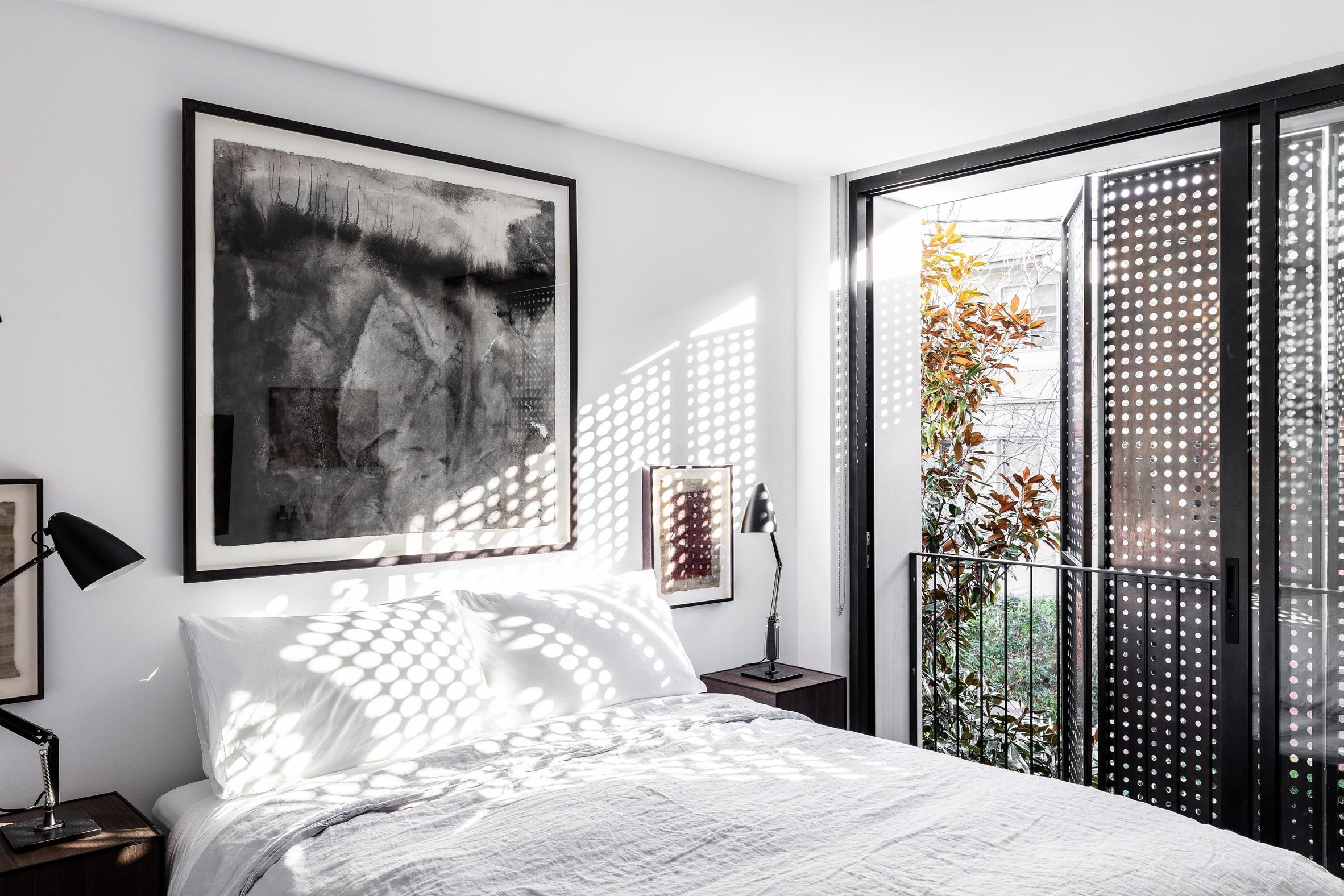 Жалюзі-решето: дизайнерське рішення у проєкті австралійської квартири – фото