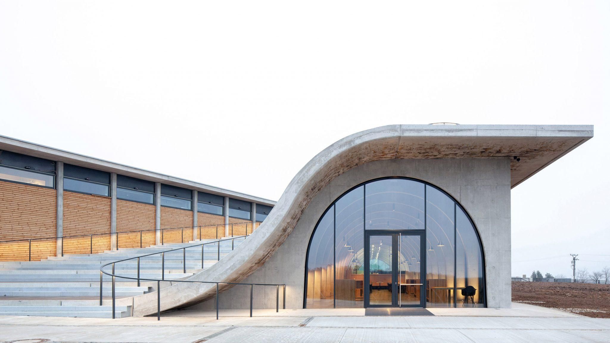 Винный амфитеатр: в Чехии открыли винодельческий завод со смотровой площадкой – фото