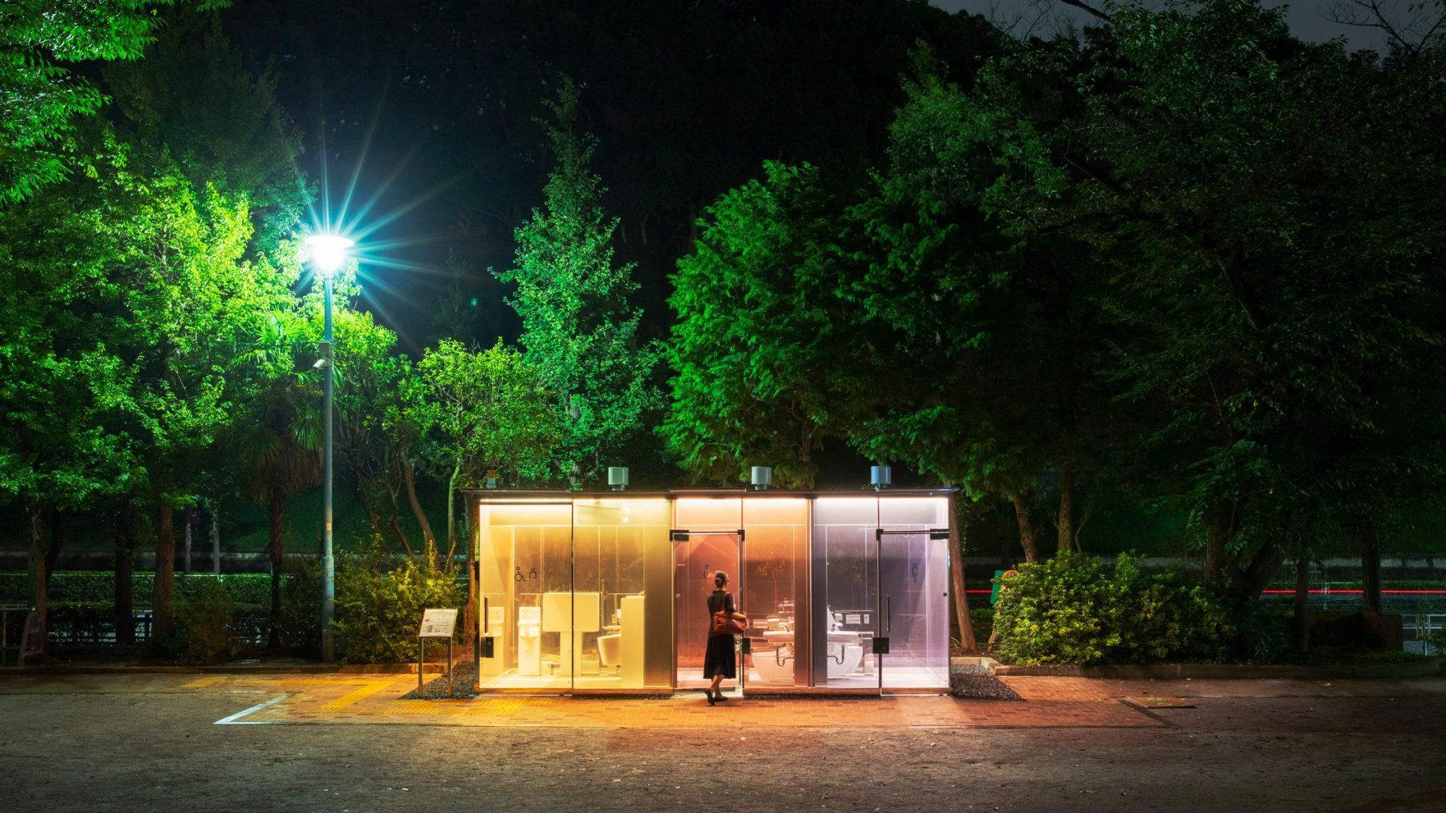 В Японии в парке появился прозрачный общественный туалет – фото