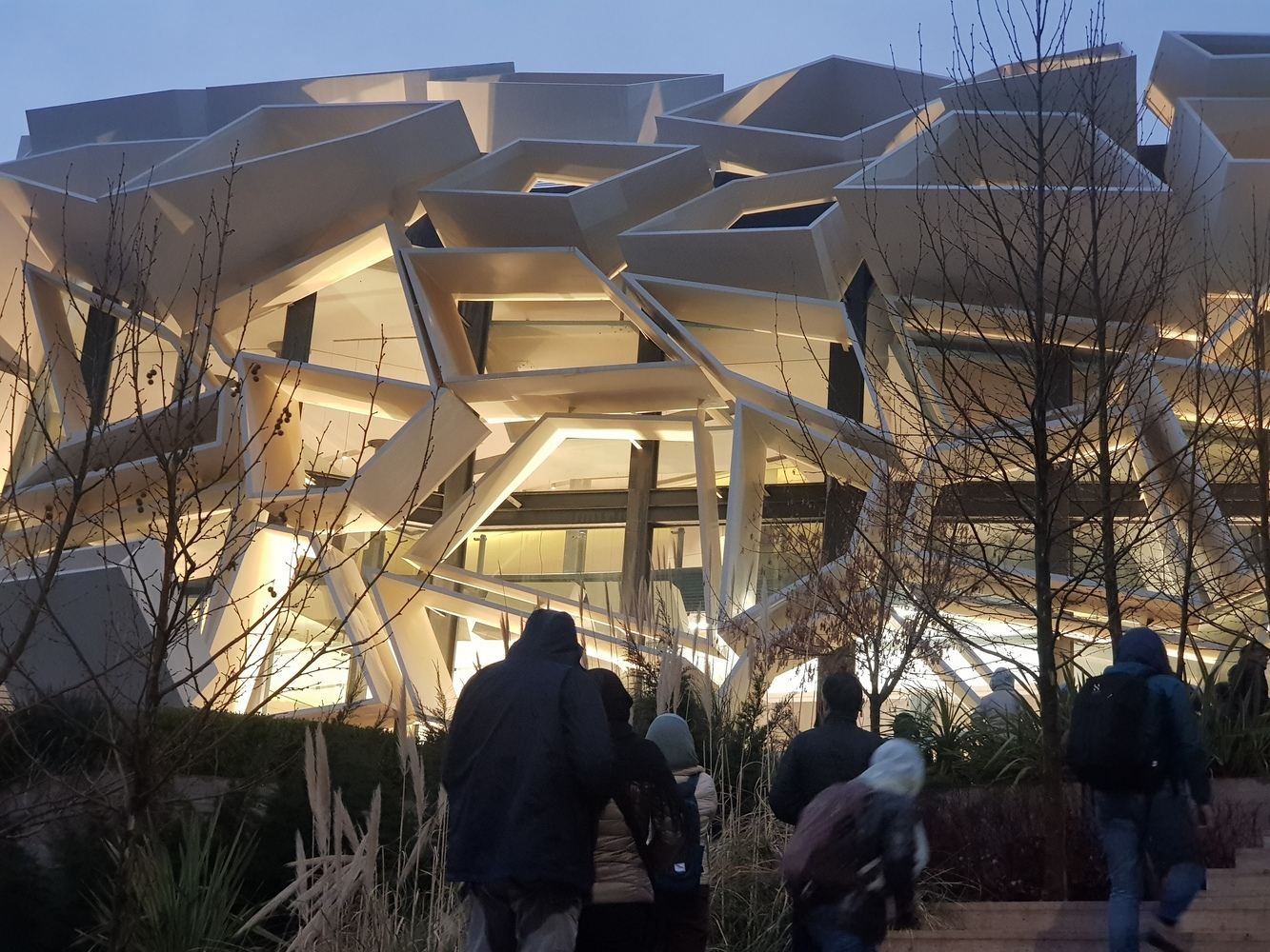 Мрія Далі: в Ірані побудували виставковий центр з сюрреалістичним фасадом – фото 