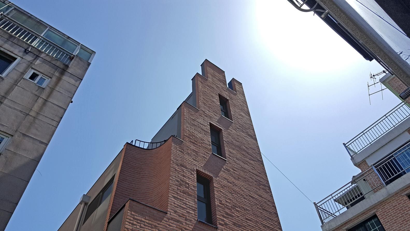 Вертикальний будинок: в Південній Кореї пара збудувала сімейне житло дивної форми – фото Вертикальний будинок: в Південній Кореї пара збудувала сімейне житло дивної форми – фото