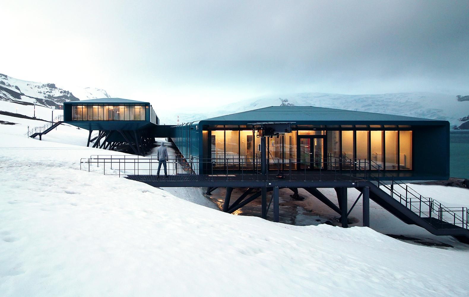 Посеред вічної мерзлоти: неймовірні фото сучасної дослідницької станції в Антарктиді Посеред вічної мерзлоти: неймовірні фото сучасної дослідницької станції в Антарктиді