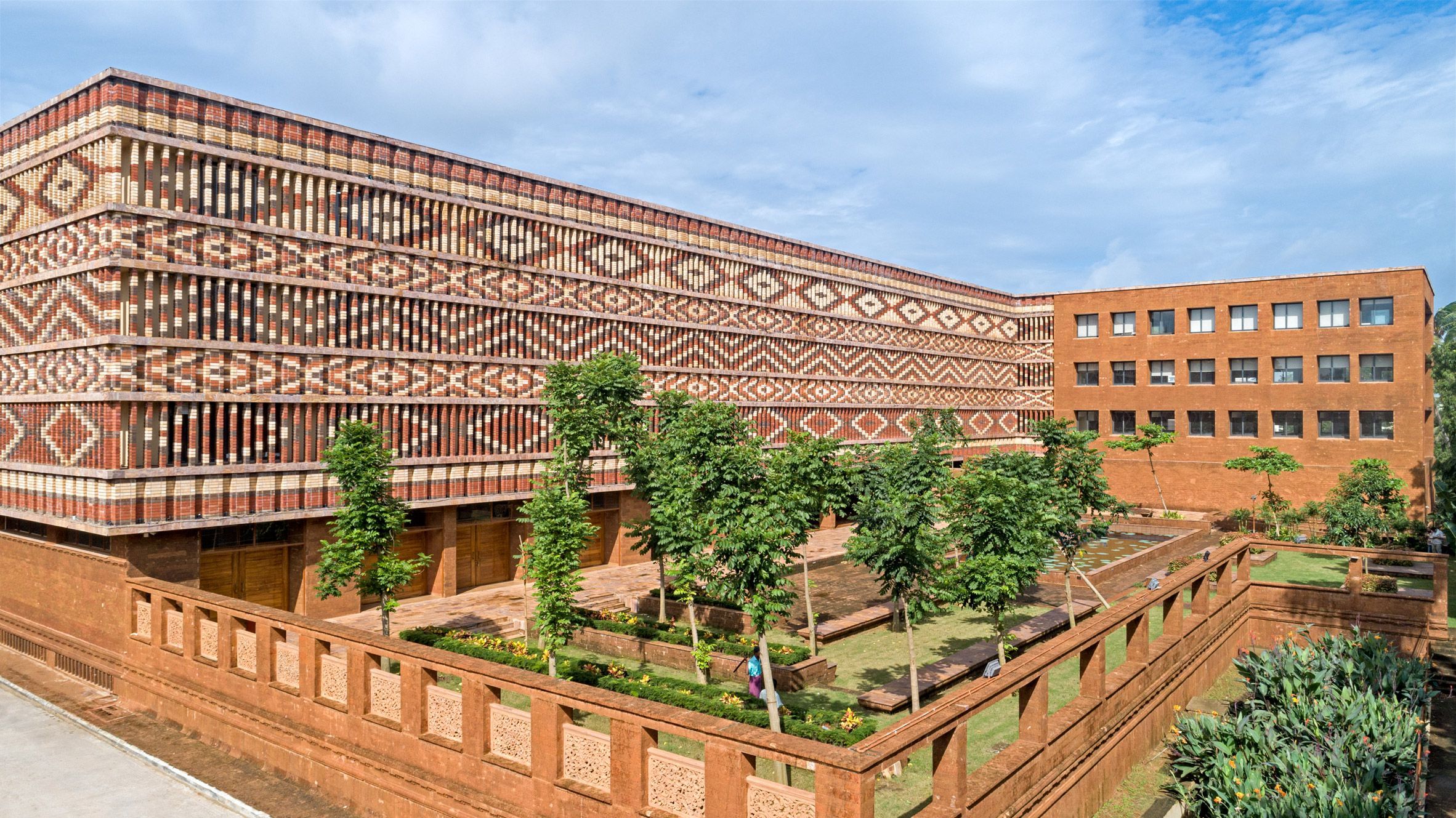 Кольоровий фасад: в Індії урядова будівля отримала яскравий цегляний фасад – неймовірні фото 