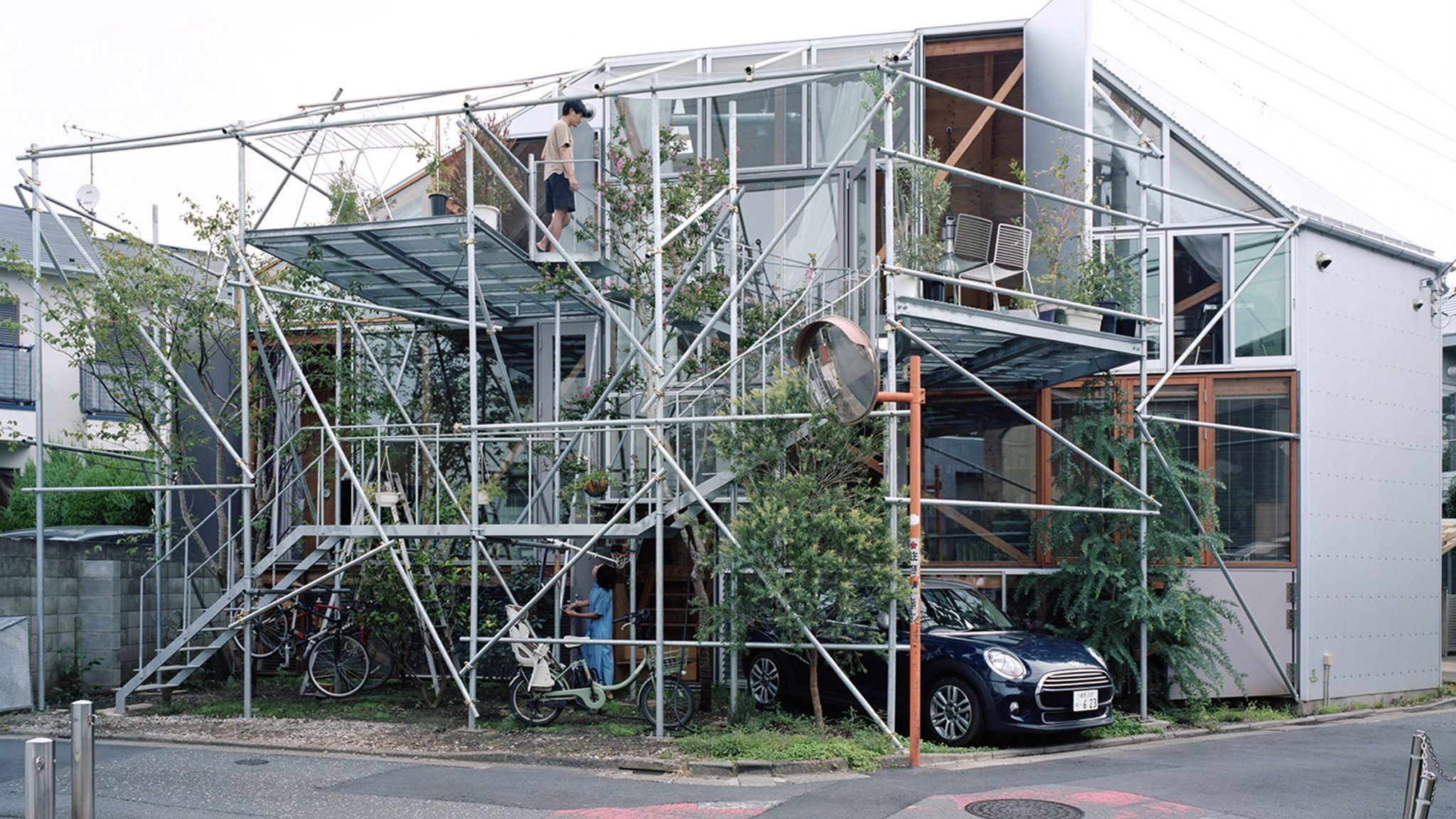 Металеве павутиння: в Японії з'явився будинок, який збудований з риштування – фото 