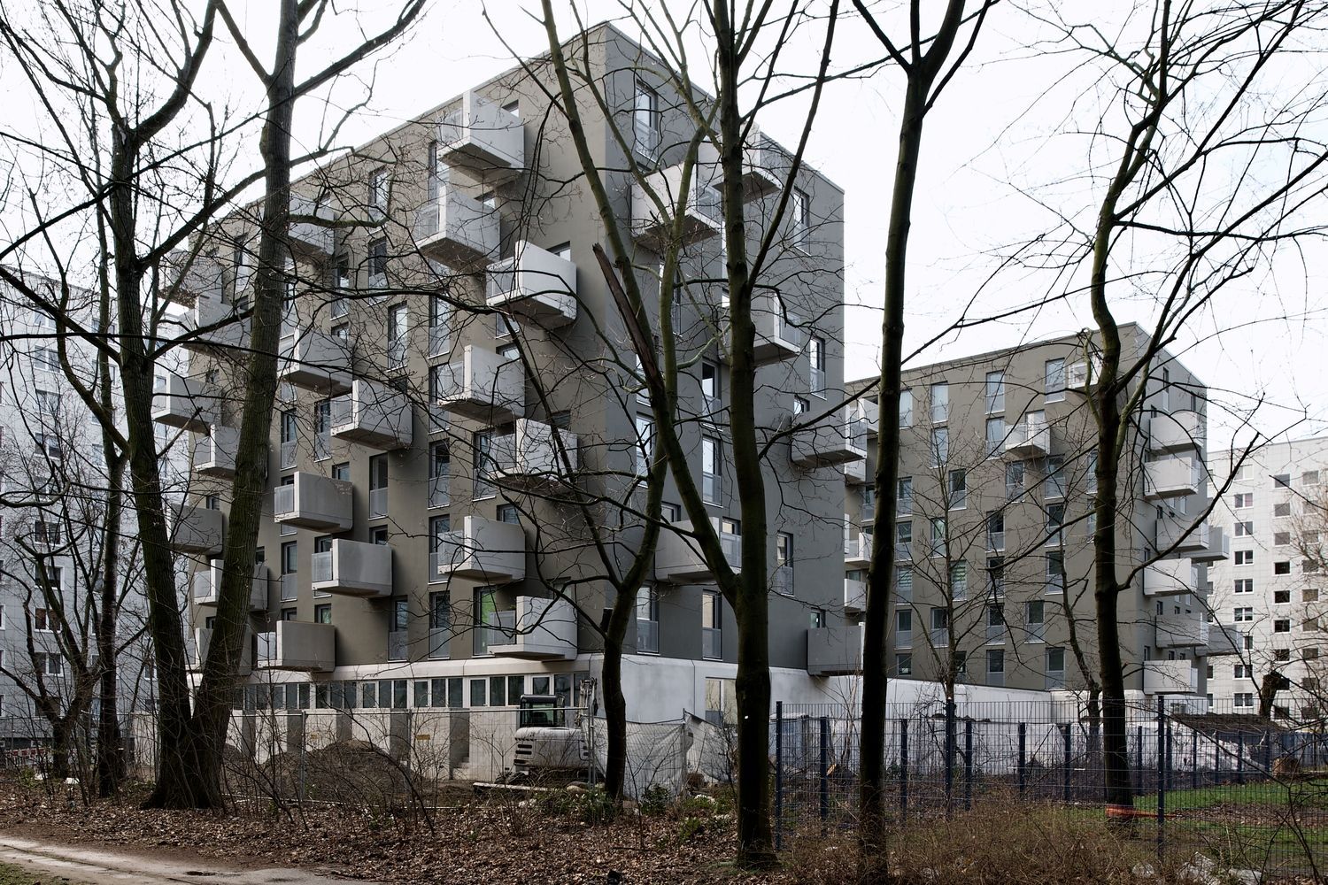 Довгі тераси: в Берліні звели будинок з балконами, які виступають за фасад – фото 