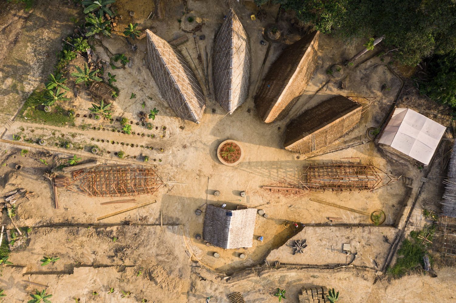 Бамбукове житло: в Камеруні будують село, яке вирішить проблему з доступом до води – фото 