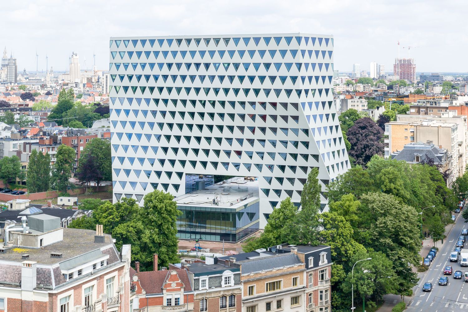 Десятки трикутників: в Антверпені побудували масштабну Н-подібну офісну будівлю – фото 