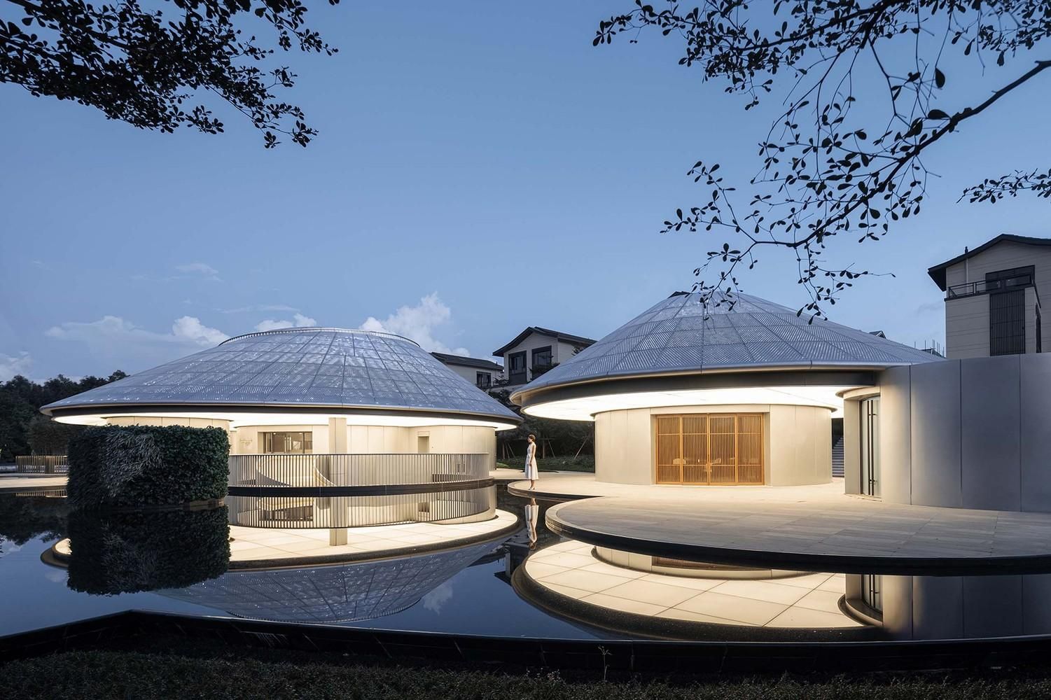 Дерево у стелі: в Китаї побудували круглий музей з повагою до природи – фото  Дерево у стелі: в Китаї побудували круглий музей з повагою до природи – фото