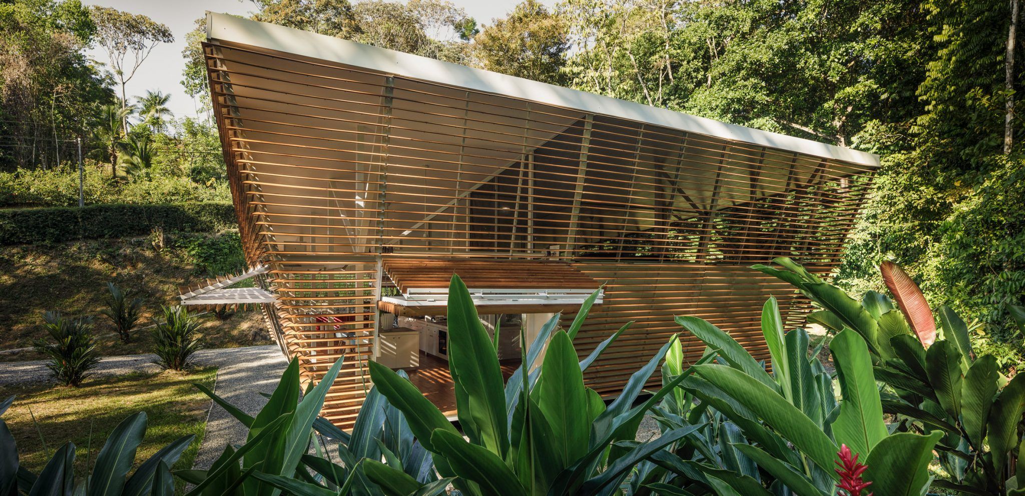 Безслідний будинок: в Коста-Риці побудували будинок з дерев'яних жалюзі – фото 