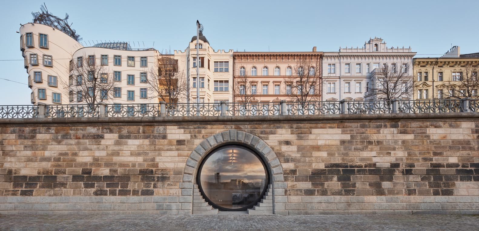 "Очі" набережної: в Празі облаштували громадські простори в кам'яному валу біля річки – фото 