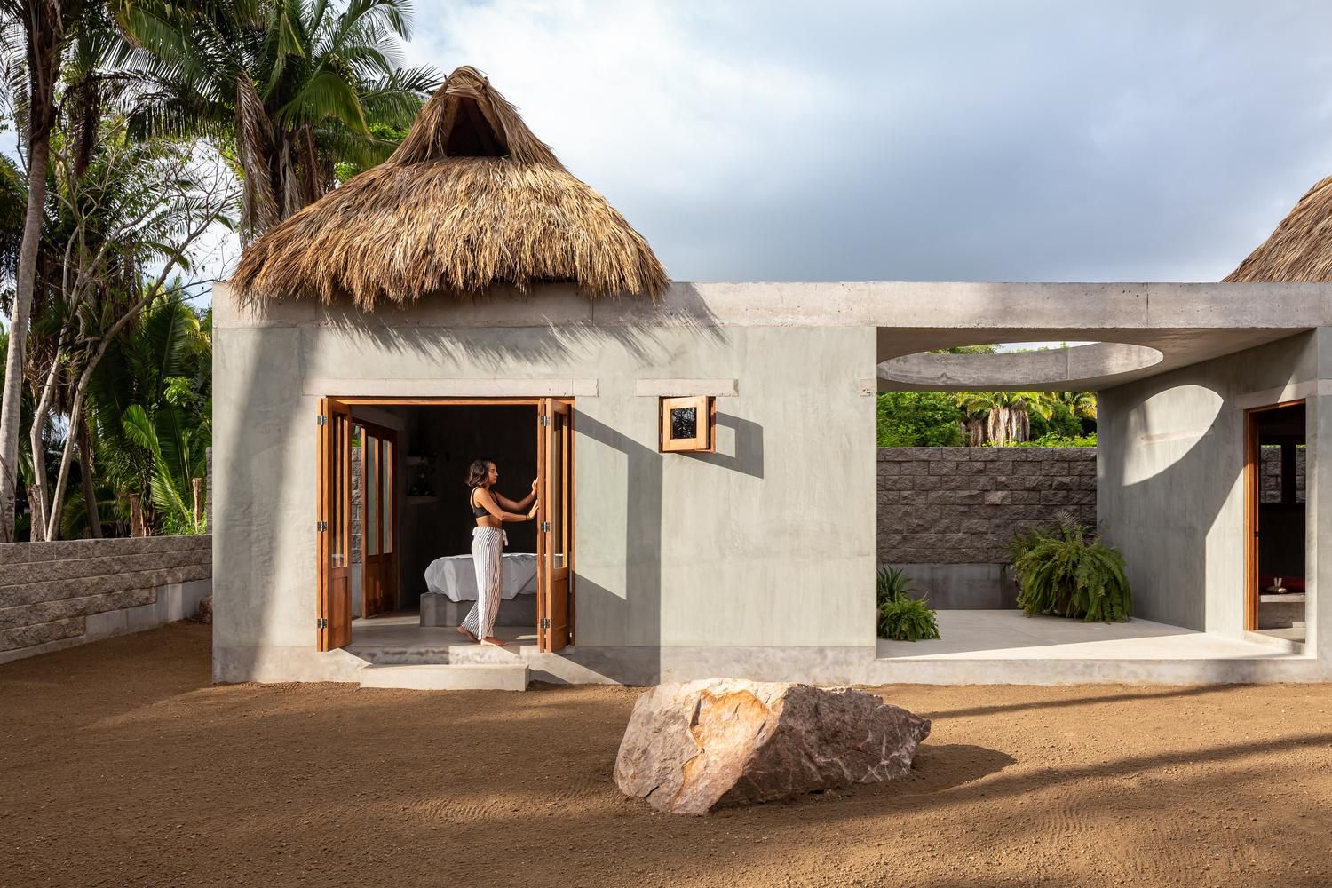 Солом'яні дахи: в Мексиці побудували будинок, який поділений на два бунгало – фото