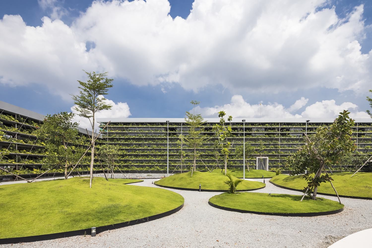 Тропическая архитектура: во Вьетнаме создали ферму прямо на фасаде завода – фото