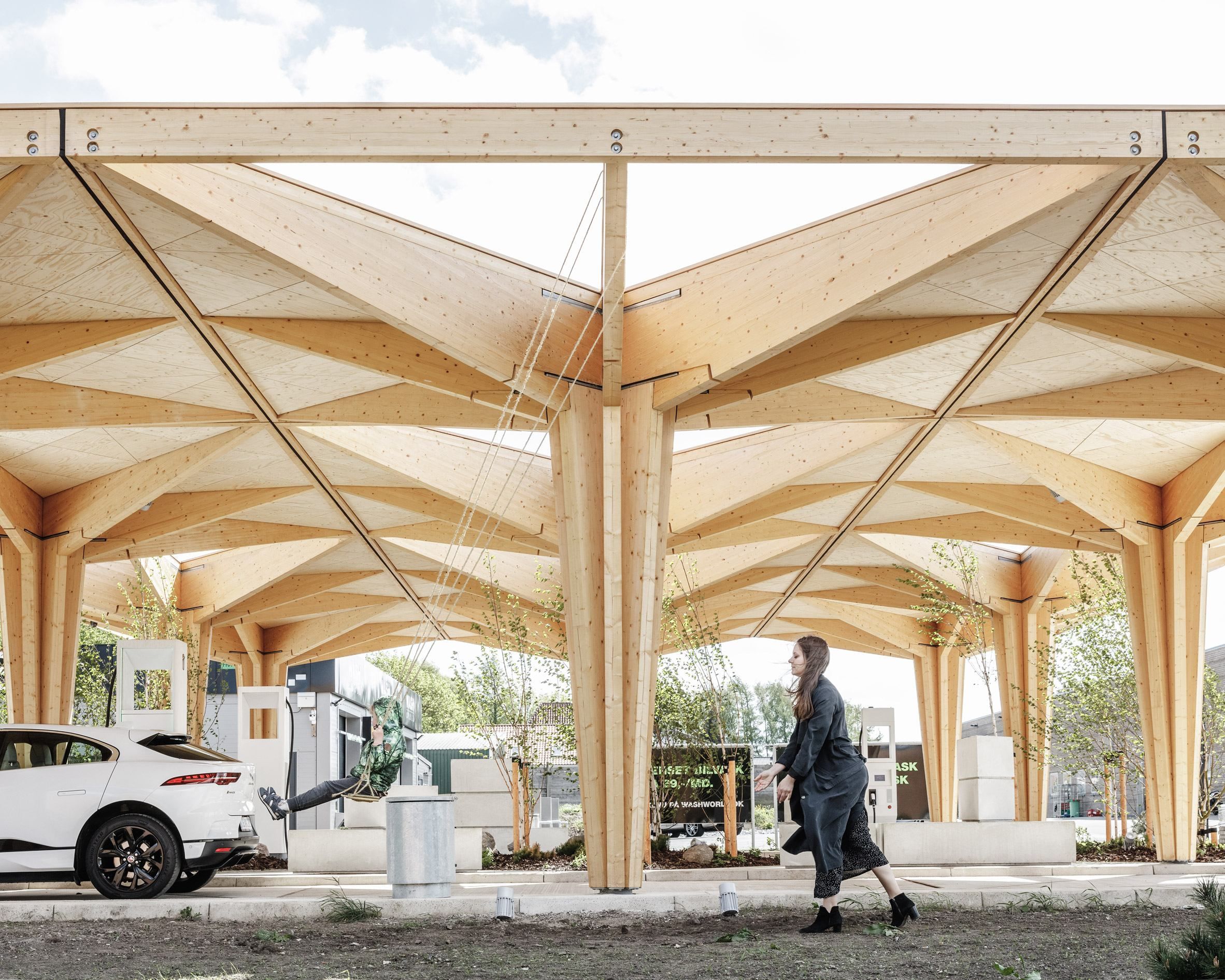 Будущее рядом: в Дании презентовали деревянные зарядные станции для электромобилей – фото