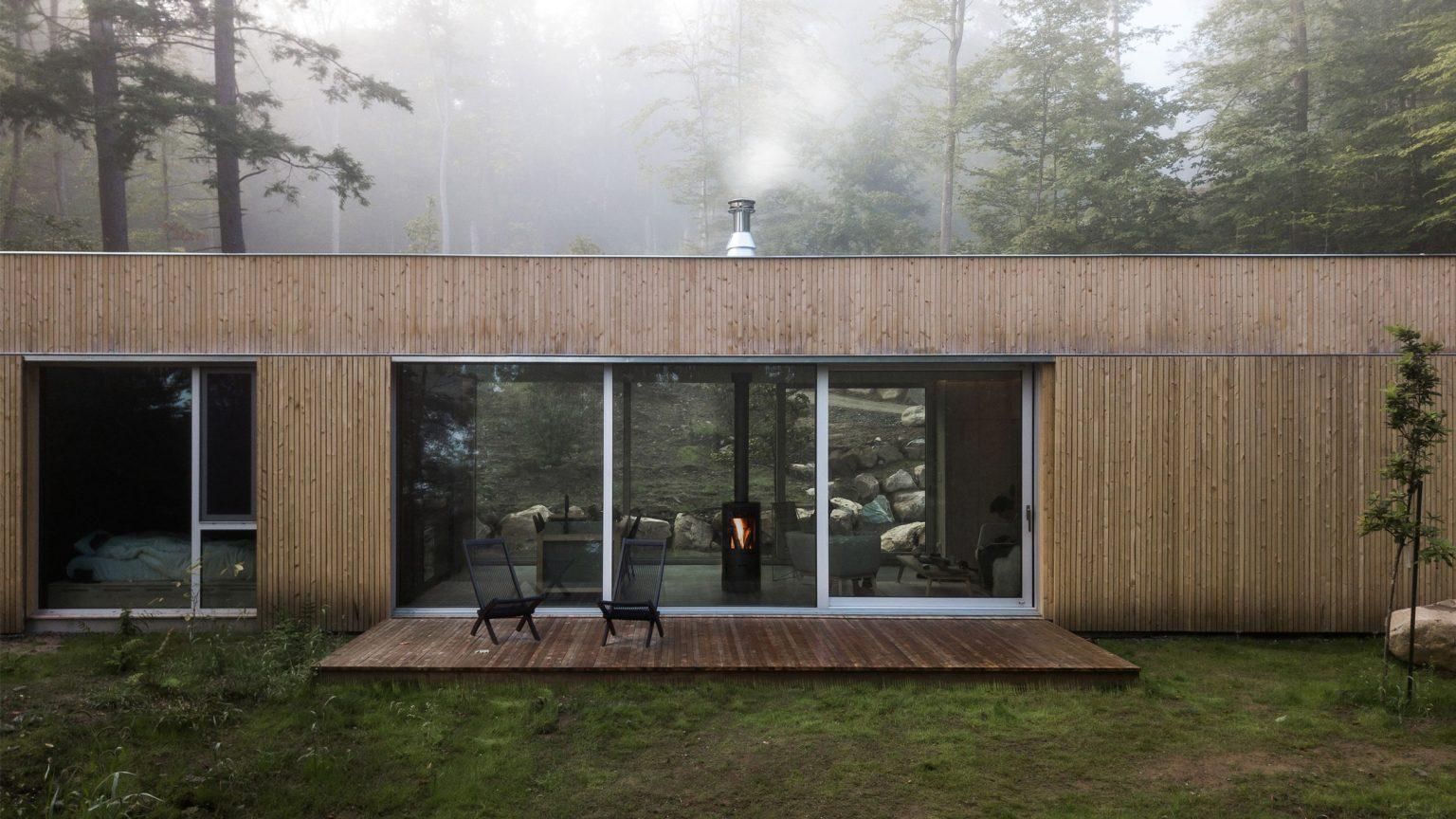Идеальный для осенней погоды: деревянный домик с сауной посреди леса – фото