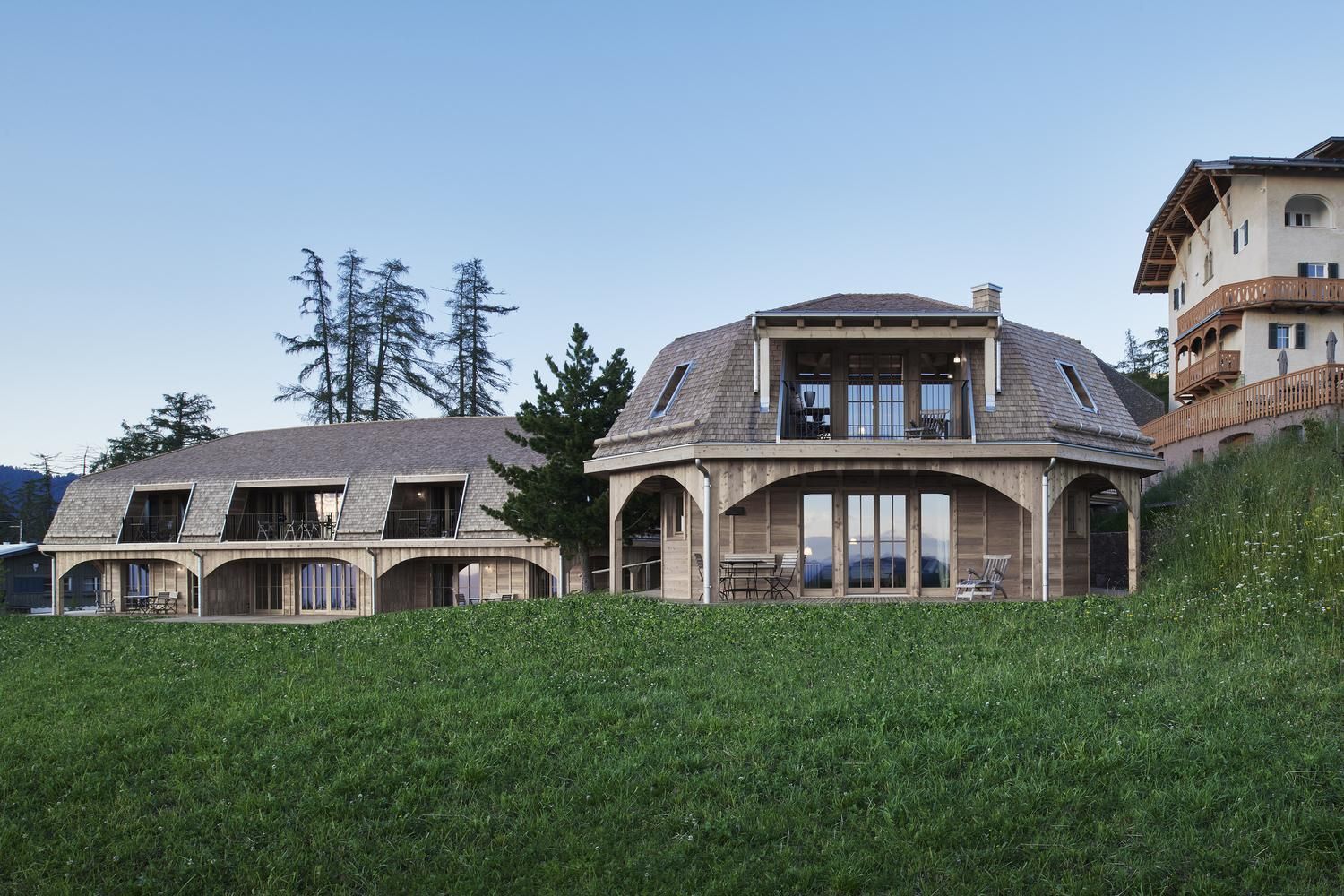Готель на пасовищі: в італійських Альпах після негоди збудували дерев'яні готелі – фото 