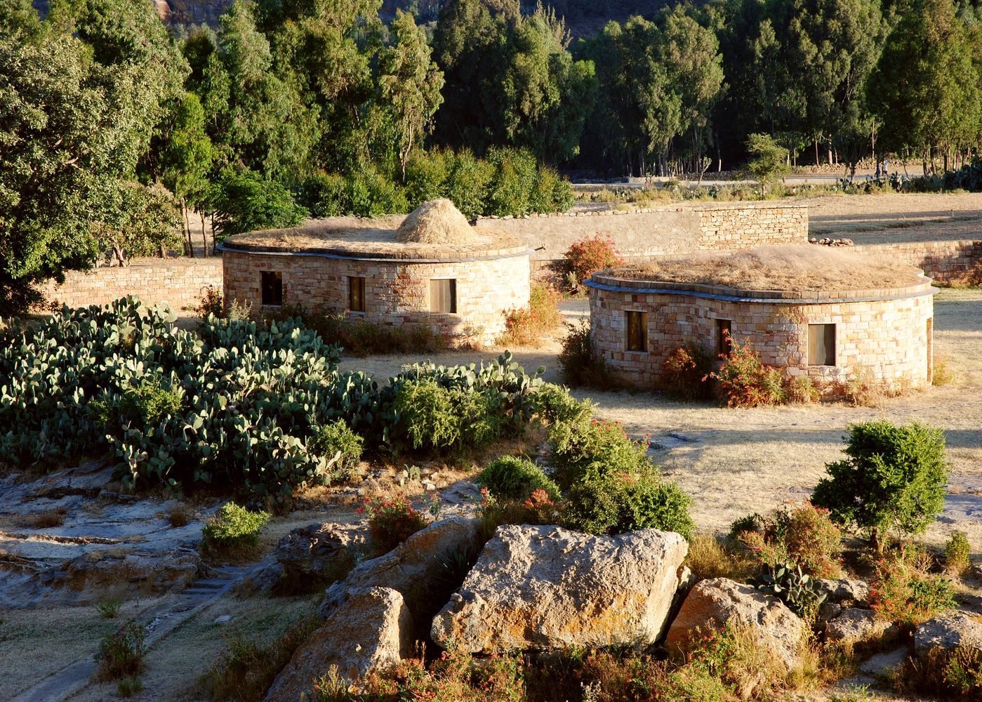 Грубий інтер'єр та суха пустеля: в Ефіопії побудували кам'яні лоджії – фото  Грубий інтер'єр та суха пустеля: в Ефіопії побудували кам'яні лоджії – фото