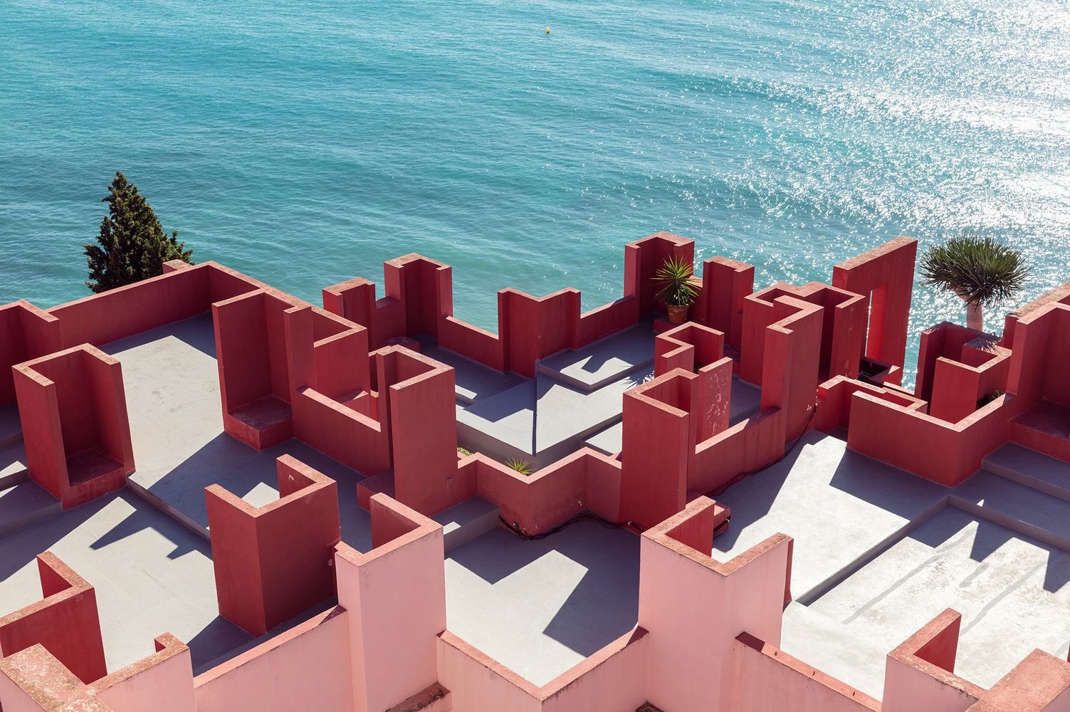 Крепость-лабиринт: знаковый проект Рикардо Бофилла в Испании – фантастические фото