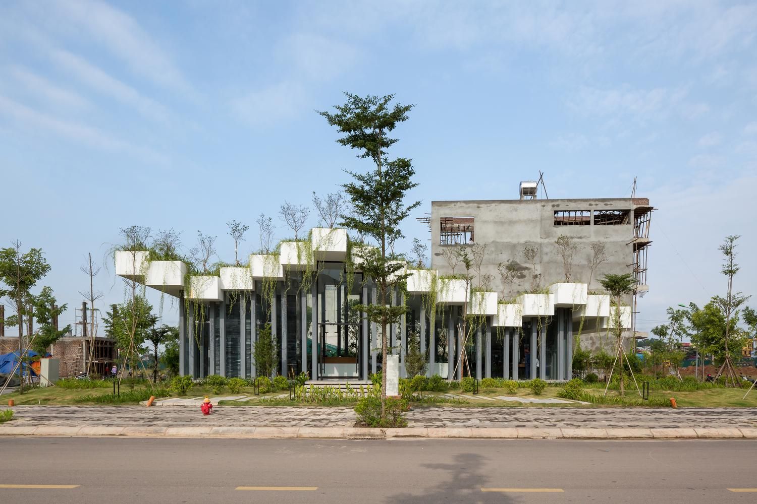 "Клавішний" дах та зелень: у В'єтнамі будівельна компанія створила незвичний офіс – фото 