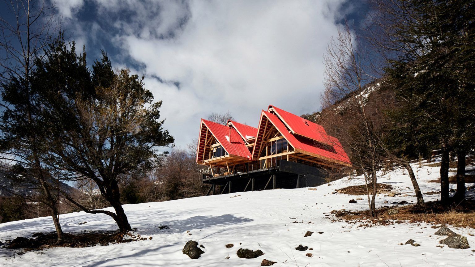 Поряд з вулканом: в Чилі побудували будиночок з оглядовими терасами та великим каміном – фото 