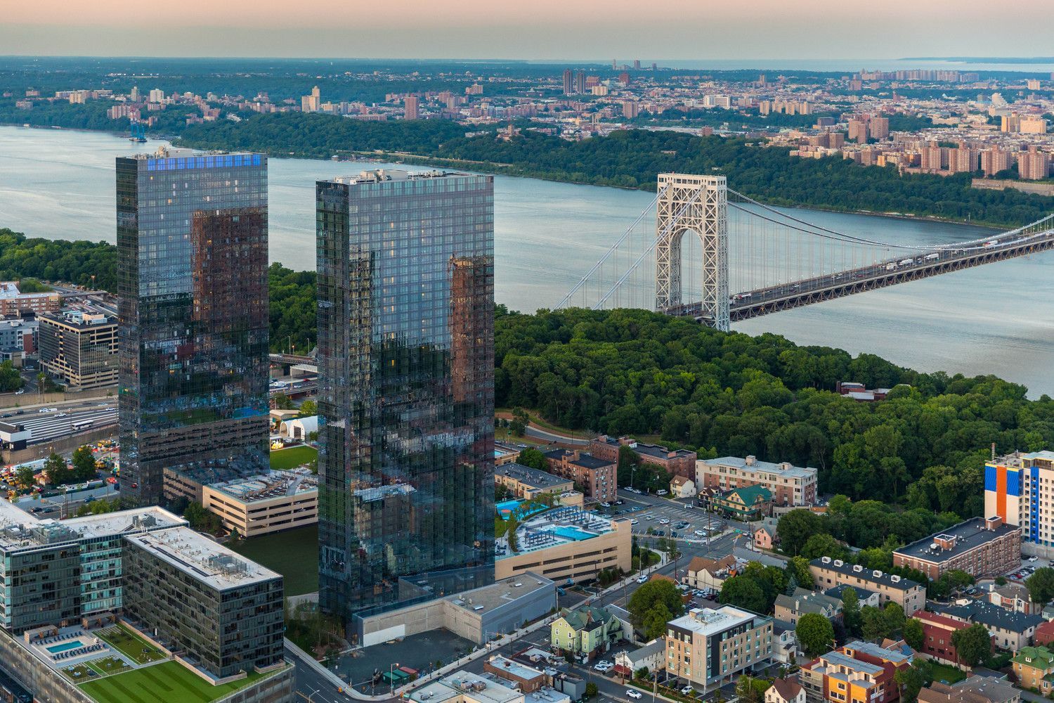 На 900 квартир: рядом с Нью-Йорком возведут современные жилые небоскребы – фото