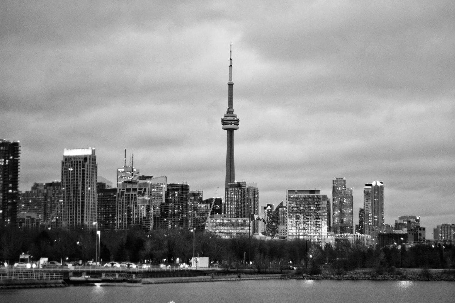 Житло на шпилі: на телевежу в Торонто можуть "навішати" дерев'яні квартири – неймовірні фото