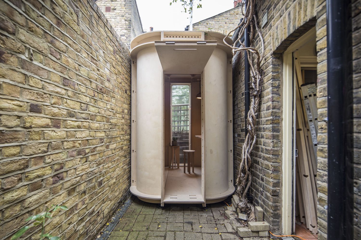 Как выглядит один из самых узких домашних офисов в мире: деревянная капсула из Лондона – фото