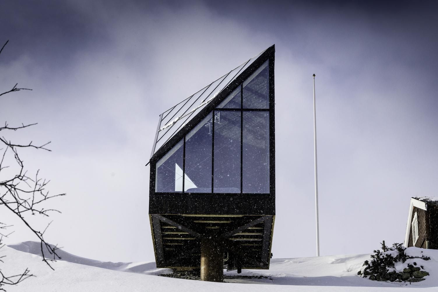 Бриллиант в снегах: в Норвегии построили современный мини-дом необычной формы – фото