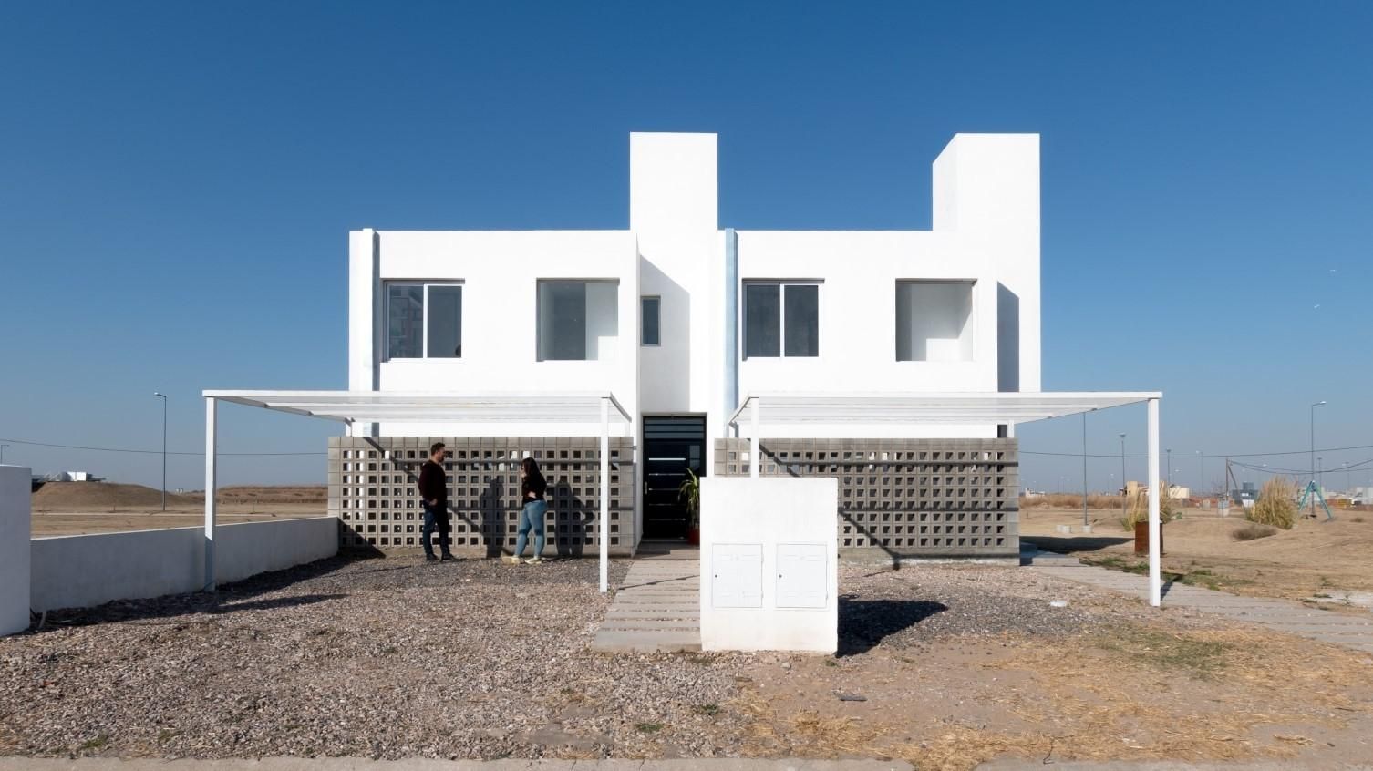 Втілення мінімалізму: в Іспанії з'явився білосніжний бюджетний будинок – фото 