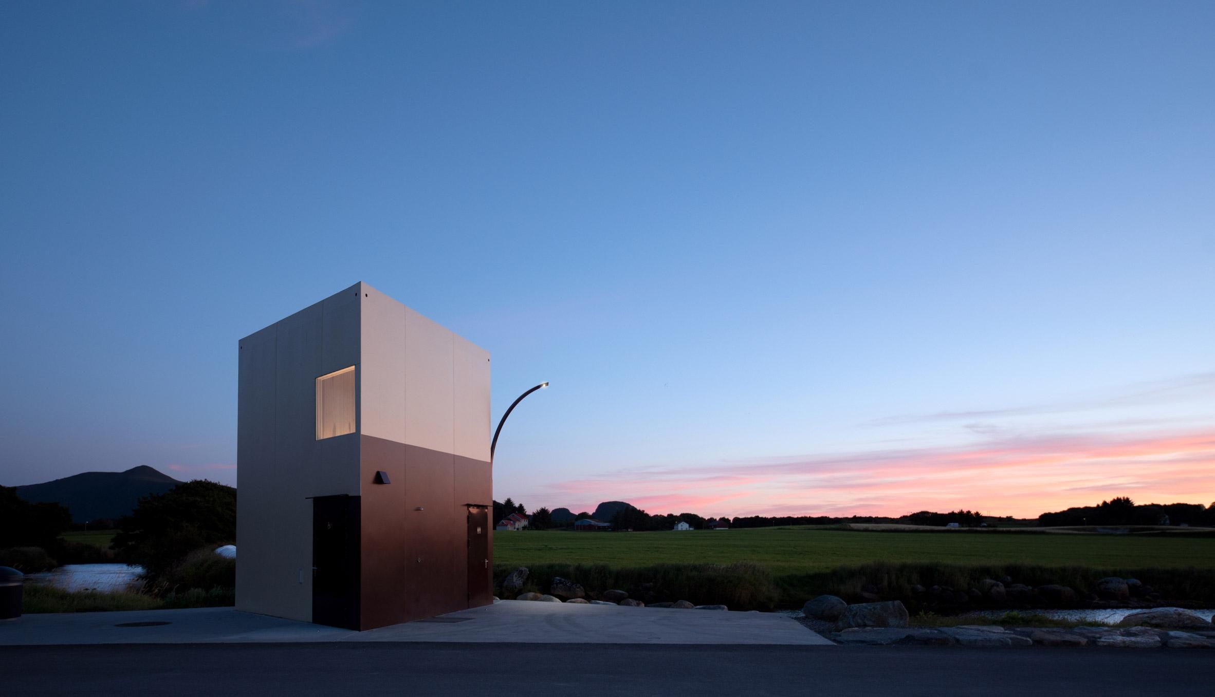 Посеред мальовничих ландшафтів: в Норвегії побудували трикутний громадський туалет – фото Посеред мальовничих ландшафтів: в Норвегії побудували трикутний громадський туалет – фото