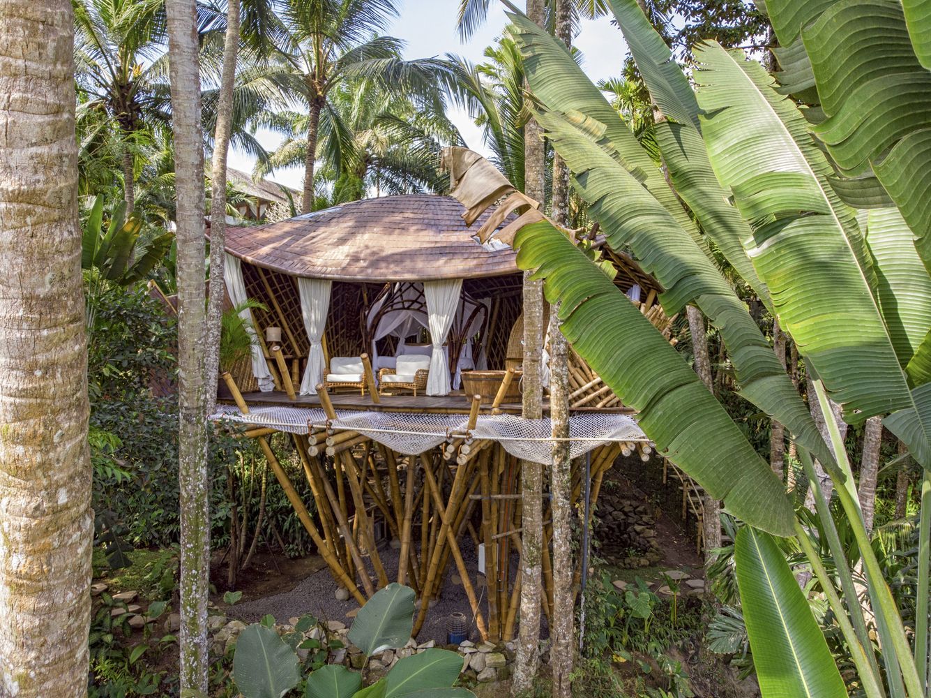 Бамбуковый рай: на Бали построили тропический дом посреди джунглей – фото